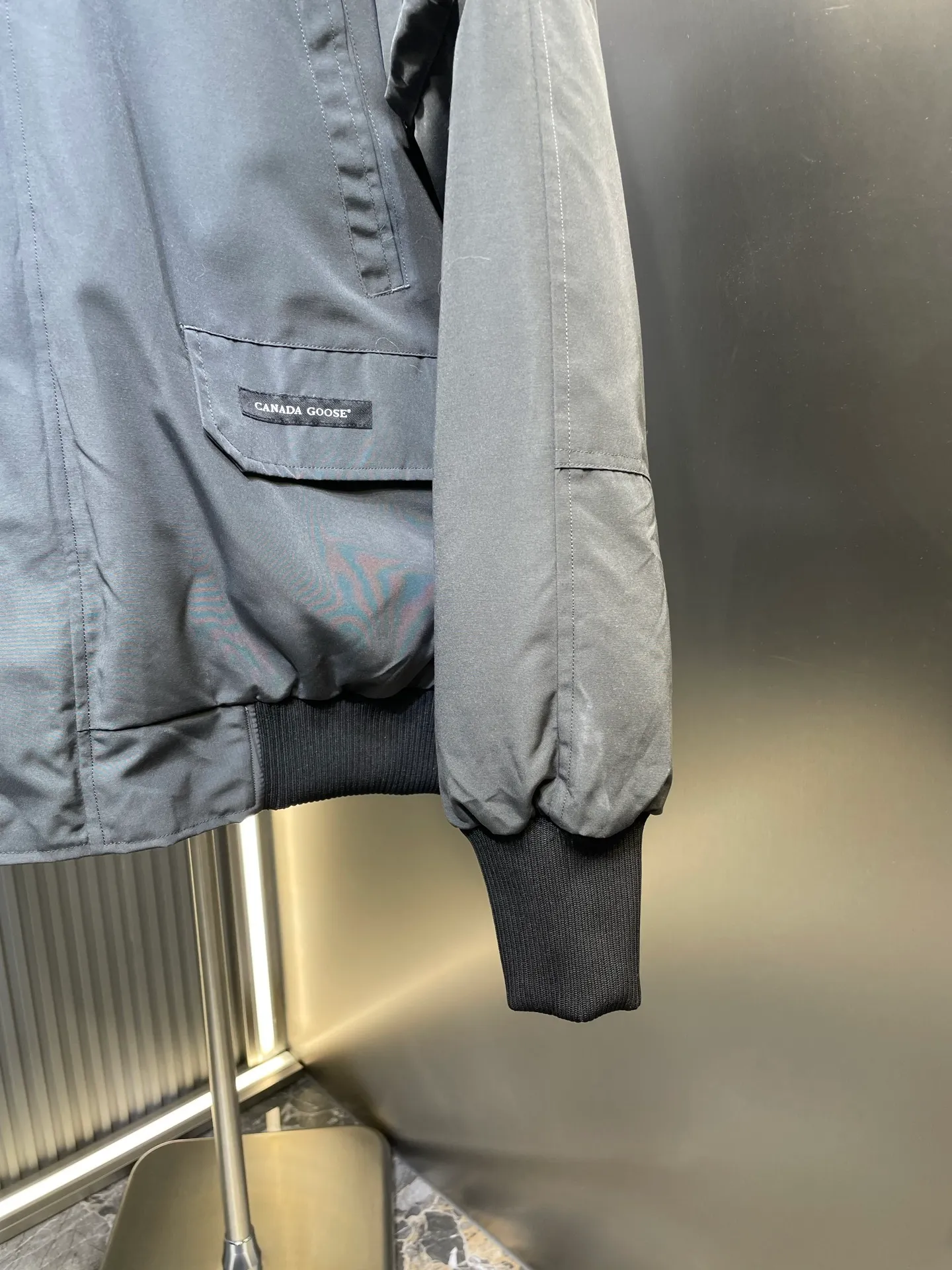 P900 special down Canada Goose Canada Goose #Chilliwack 7999M bomber jacket short down jacket/01 model #女与狠# Genuine synchronous anti-counterfeiting chip sensor! ➖ Imported 21S polyester-cotton blended original fabric [last year’s 16S/18S hard fabrics have been completely eliminated, this year all use 21S genuine synchronous fabrics, the soft mid-strap feels delicate and textured], genuine synchronous Feather-Light 10D waterproof coating fabric, made of 84.5 polyester fiber and 15.5 cotton, 100% the best feel in the entire network! ➖ The genuine official website is synchronized with the national standard 80 white duck down, you can check the official website customer service, there will never be a series of misleading claims such as 90 down or goose down! ➖ Using the best nylon lining with double double-layer sealing design, velvet-proof No. 7 needle + grid-filled down ready-made garments, there is 100% no so-called velvet running! ➖ The cuffs are designed with thickened seamless threads, and the collar and pockets are lined with top-quality polar fleece to keep you warm and comfortable! ➖ Yoshida YKK provides original custom-made electroplated sliders. YKK two-way lockable zippers are tight and smooth and will not peel off paint! ➖ 3M composite guarantees that the Velcro is the same as the original, durable, and all accessories and hardware are custom-made! ➖ Imported BEHRINGER embroidery machine to customize the 10,000-needle embroidery logo, 98% of which can be reproduced to restore the original logo. You can check and compare on the official website! ➖ The fur collars are all made of large pieces of Western Canadian blue wolf hide, ensuring that each fur collar is 13-15cm wide!   Size:XS-XXL